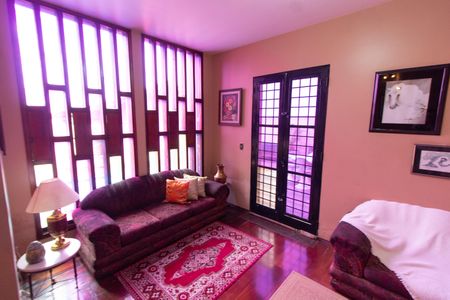 Casa à venda com 278m², 4 quartos e 4 vagasSala de TV