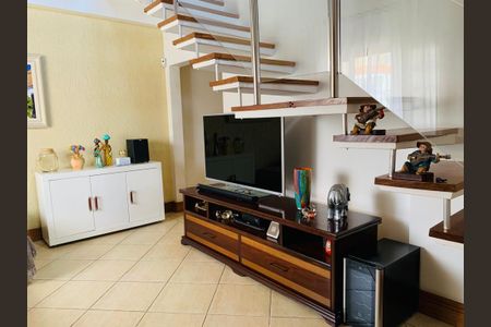 Casa à venda com 158m², 3 quartos e 2 vagas Casa à venda com 158m², 3 quartos e 2 vagasSala