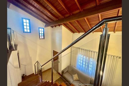 Casa à venda com 158m², 3 quartos e 2 vagas Casa à venda com 158m², 3 quartos e 2 vagasEscadas Studio