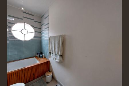 Casa à venda com 180m², 4 quartos e 2 vagas Casa à venda com 180m², 4 quartos e 2 vagasBanheiro Suíte