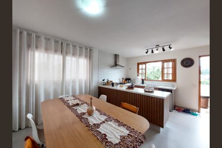 Casa à venda com 180m², 4 quartos e 2 vagas Casa à venda com 180m², 4 quartos e 2 vagasSala de Jantar