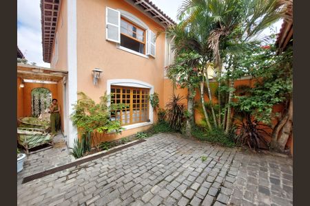 Casa à venda com 180m², 4 quartos e 2 vagas Casa à venda com 180m², 4 quartos e 2 vagasGaragem