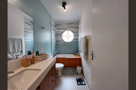 Casa à venda com 180m², 4 quartos e 2 vagas Casa à venda com 180m², 4 quartos e 2 vagasBanheiro Suíte