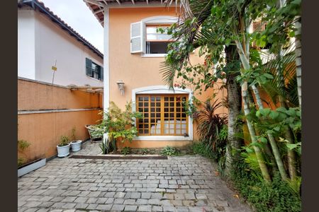 Casa à venda com 180m², 4 quartos e 2 vagas Casa à venda com 180m², 4 quartos e 2 vagasGaragem