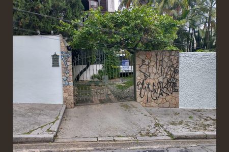 Casa à venda com 130m², 2 quartos e 7 vagas Casa à venda com 130m², 2 quartos e 7 vagasFachada