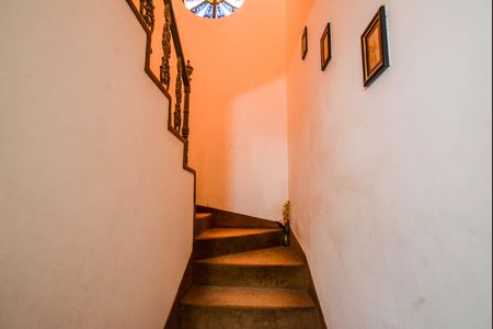 Casa à venda com 130m², 2 quartos e 7 vagas Casa à venda com 130m², 2 quartos e 7 vagasEscada