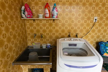 Casa à venda com 115m², 5 quartos e 2 vagasCasa 1 - Área de ServiçoCasa 1 - Área de Serviço