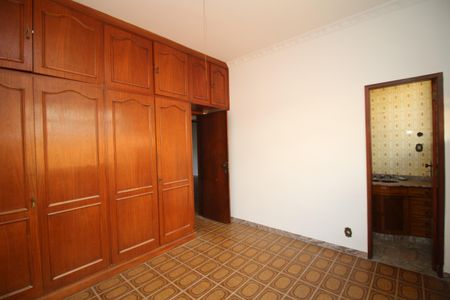 Casa à venda com 300m², 5 quartos e 6 vagasSuíte