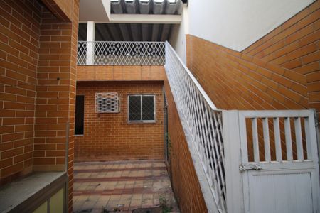 Casa à venda com 300m², 5 quartos e 6 vagasQuintal - escada terraço