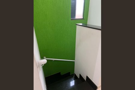 Casa à venda com 196m², 4 quartos e 2 vagas Casa à venda com 196m², 4 quartos e 2 vagasEscada