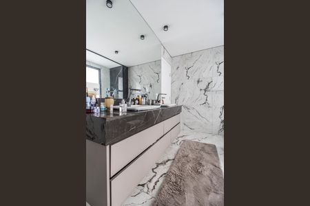 Apartamento à venda com 344m², 3 quartos e 4 vagasBanheiro da Suíte 1