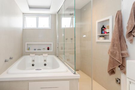 Apartamento à venda com 258m², 4 quartos e 4 vagasBanheiro da Suíte 1