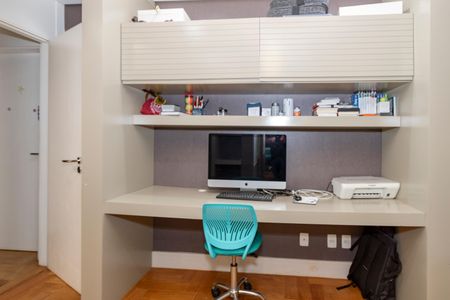 Apartamento à venda com 258m², 4 quartos e 4 vagasEscritório da Suíte 1