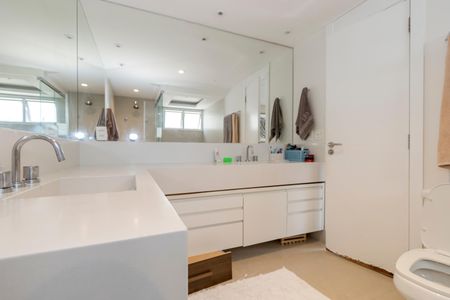 Apartamento à venda com 258m², 4 quartos e 4 vagasBanheiro da Suíte 1