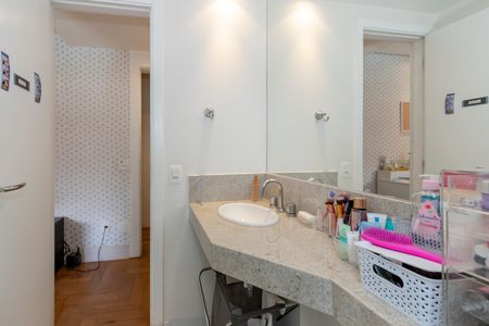 Apartamento à venda com 258m², 4 quartos e 4 vagasBanheiro da Suíte 2