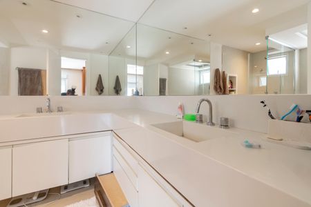 Apartamento à venda com 258m², 4 quartos e 4 vagasBanheiro da Suíte 1