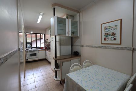 Casa à venda com 302m², 3 quartos e 3 vagasCozinha