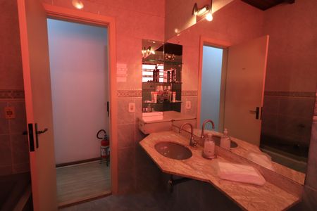 Casa à venda com 302m², 3 quartos e 3 vagasBanheiro da Suíte