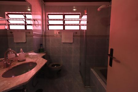 Casa à venda com 302m², 3 quartos e 3 vagasBanheiro da Suíte