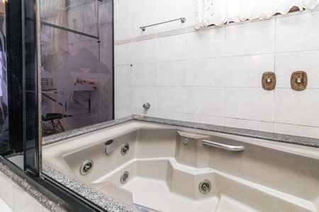 Casa à venda com 254m², 2 quartos e 5 vagasBanheiro da Suíte 1