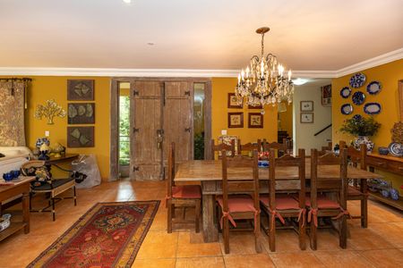 Casa de condomínio à venda com 1000m², 4 quartos e 3 vagas Casa de condomínio à venda com 1000m², 4 quartos e 3 vagasSala de jantar