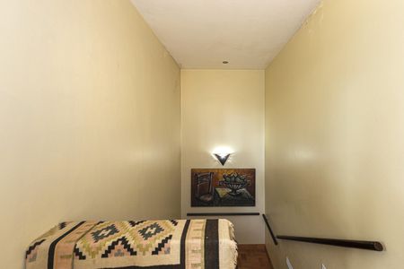 Casa de condomínio à venda com 1000m², 4 quartos e 3 vagas Casa de condomínio à venda com 1000m², 4 quartos e 3 vagasEscada dos Quartos