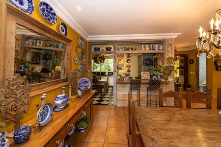 Casa de condomínio à venda com 1000m², 4 quartos e 3 vagas Casa de condomínio à venda com 1000m², 4 quartos e 3 vagasSala de jantar