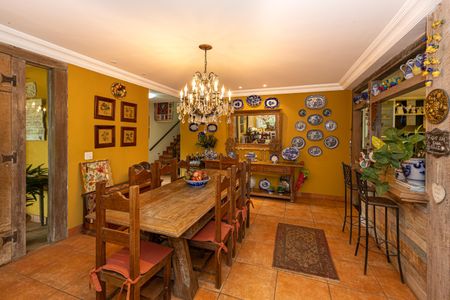 Casa de condomínio à venda com 1000m², 4 quartos e 3 vagas Casa de condomínio à venda com 1000m², 4 quartos e 3 vagasSala de jantar