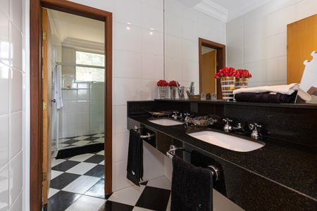 Casa de condomínio à venda com 1000m², 4 quartos e 3 vagas Casa de condomínio à venda com 1000m², 4 quartos e 3 vagasBanheiro 2