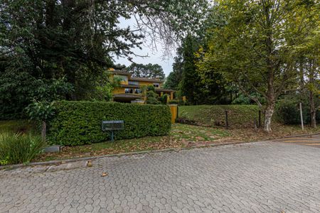 Casa de condomínio à venda com 1000m², 4 quartos e 3 vagas Casa de condomínio à venda com 1000m², 4 quartos e 3 vagasFachada