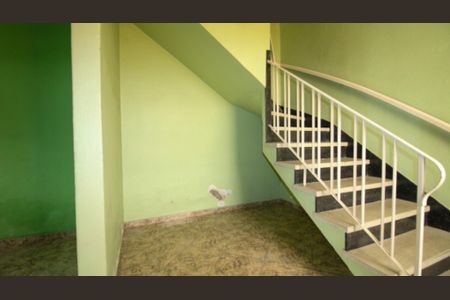 Casa à venda com 203m², 2 quartos e 2 vagas Casa à venda com 203m², 2 quartos e 2 vagasEscada