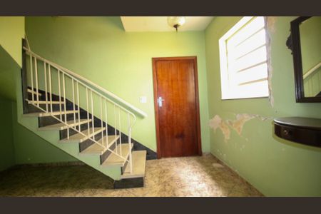 Casa à venda com 203m², 2 quartos e 2 vagas Casa à venda com 203m², 2 quartos e 2 vagasEscada