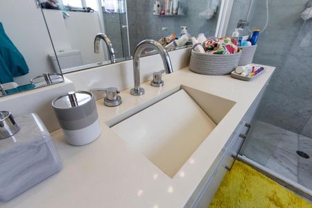 Apartamento à venda com 100m², 2 quartos e 1 vaga Apartamento à venda com 100m², 2 quartos e 1 vagaBanheiro da Suíte