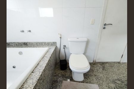 Casa à venda com 446m², 4 quartos e 12 vagas Casa à venda com 446m², 4 quartos e 12 vagasBanheiro da Suíte 4