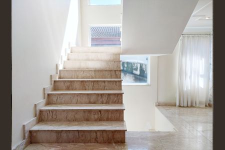 Casa à venda com 446m², 4 quartos e 12 vagas Casa à venda com 446m², 4 quartos e 12 vagasEscada