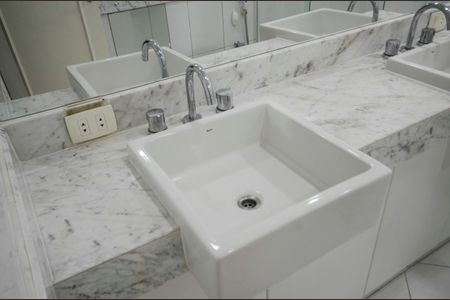 Apartamento à venda com 77m², 2 quartos e 1 vaga Apartamento à venda com 77m², 2 quartos e 1 vagaBanheiro