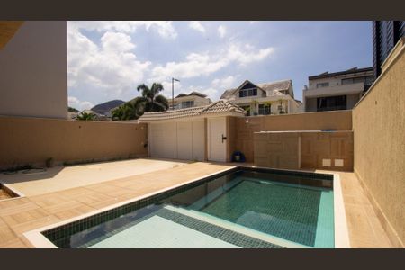 Casa de condomínio à venda com 320m², 4 quartos e 2 vagasQuintal