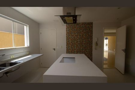 Casa de condomínio à venda com 320m², 4 quartos e 2 vagasCozinha