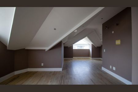 Casa de condomínio à venda com 320m², 4 quartos e 2 vagasSotão