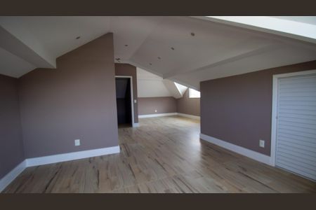 Casa de condomínio à venda com 320m², 4 quartos e 2 vagasSotão