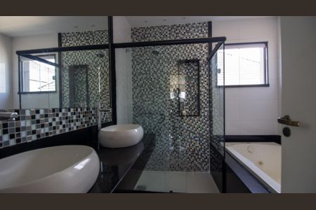 Casa de condomínio à venda com 320m², 4 quartos e 2 vagasBanheiro da Suíte 2