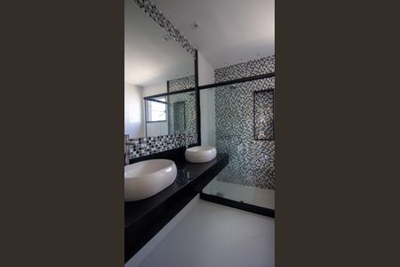 Casa de condomínio à venda com 320m², 4 quartos e 2 vagasBanheiro da Suíte 2