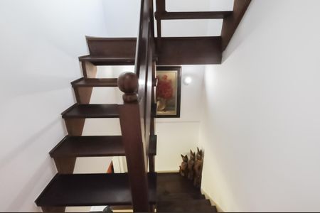 Casa à venda com 275m², 3 quartos e 2 vagasacesso a sala no terceiro piso