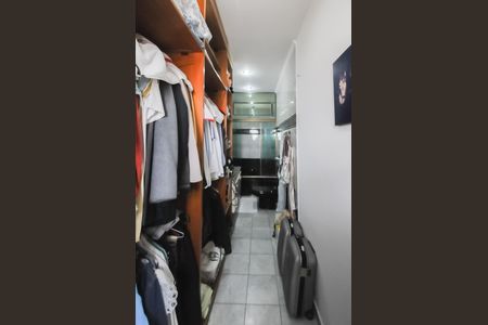Casa à venda com 275m², 3 quartos e 2 vagasBanheiro da Suíte 1 e closet