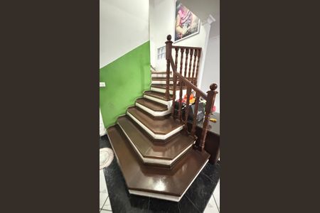 Casa à venda com 125m², 3 quartos e 6 vagas Casa à venda com 125m², 3 quartos e 6 vagasEscada