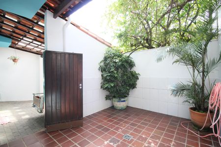 Casa à venda com 100m², 3 quartos e 2 vagasQuintal