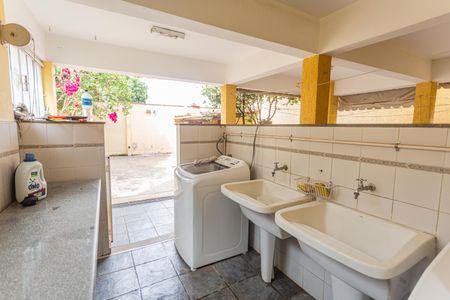 Casa à venda com 300m², 4 quartos e 4 vagasÁrea de Serviço no Quintal