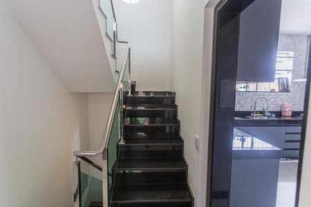 Casa à venda com 300m², 4 quartos e 4 vagasEscada 