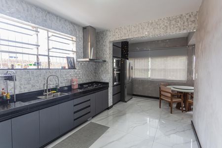 Casa à venda com 300m², 4 quartos e 4 vagasCozinha