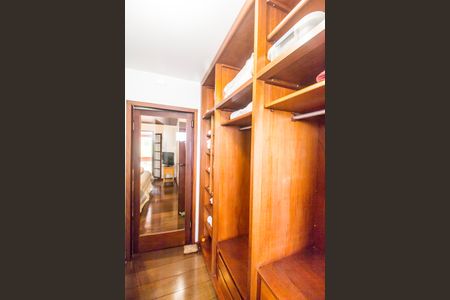 Casa de condomínio à venda com 503m², 4 quartos e 3 vagas Casa de condomínio à venda com 503m², 4 quartos e 3 vagasCloset da suíte 2